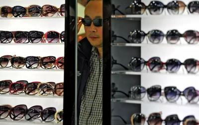一副镜架利润仅两三块?该镇眼镜产量占全球一半,全球销售额超25亿